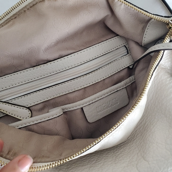 Michael Kors Bedford Tassel Shoulder Bag - Picture 7 of 8